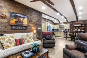Stockyards 5 mins!-New!-Sleeps 8. Cowboy Bungalow